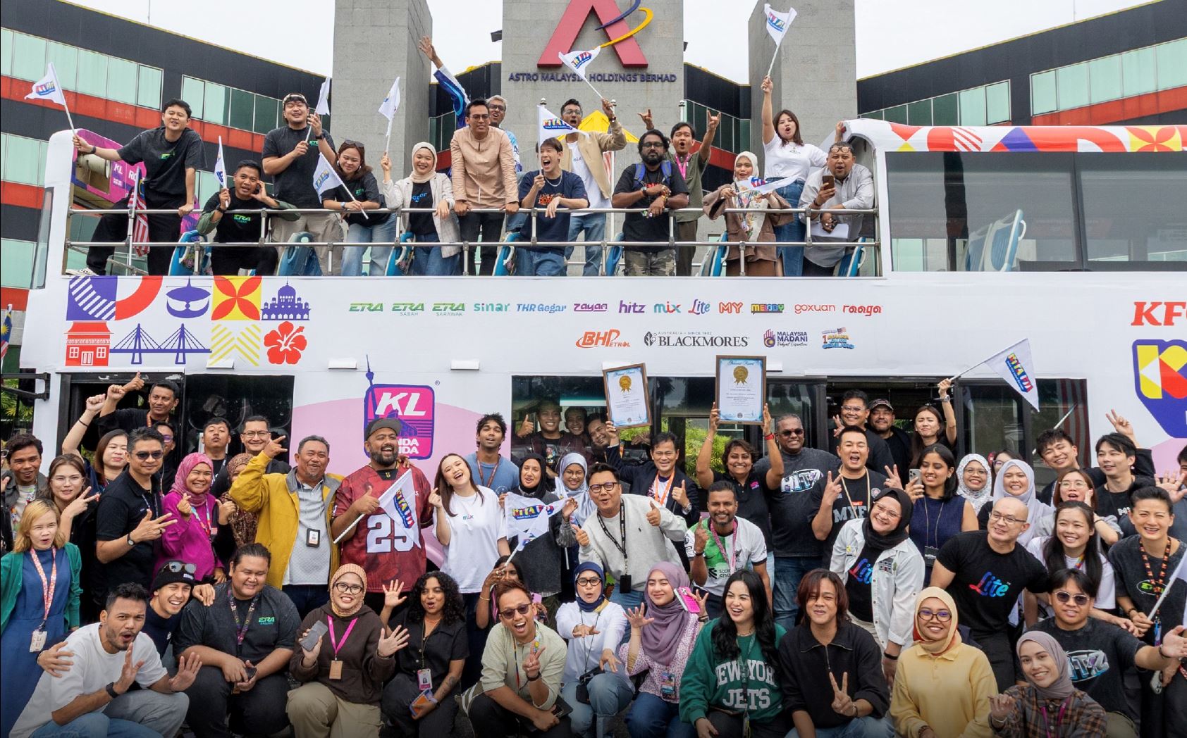 astro audio dan perodua catat rekod malaysia book of records melalui jelajah radio terpanjang