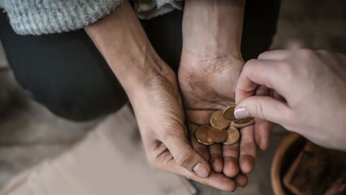 lihat sekeliling sebelum bersedekah kepada orang luar, mungkin saudaramu juga memerlukan bantuan