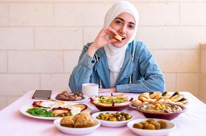 stop buka puasa cara ini kalau tak nak ‘tewas’ lepas makan