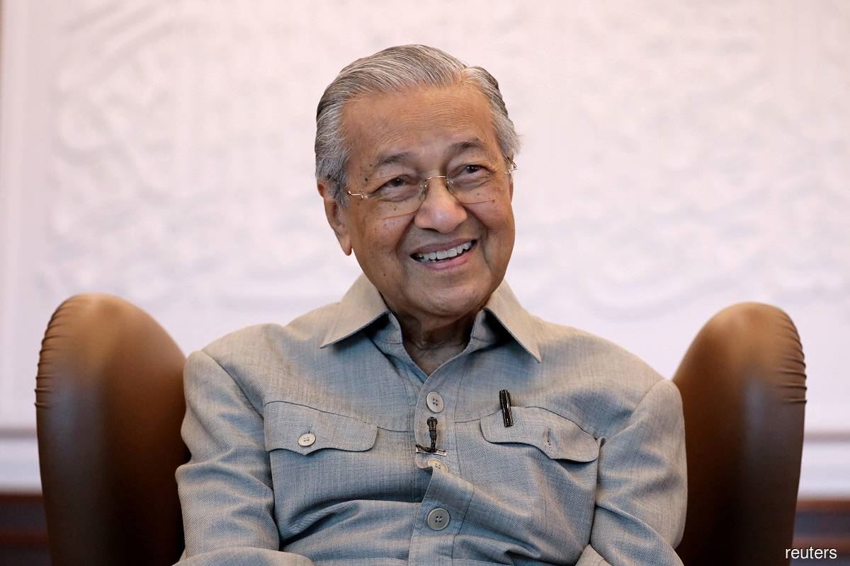 tun dr mahathir dimasukkan ke ijn selepas terjatuh di rumah