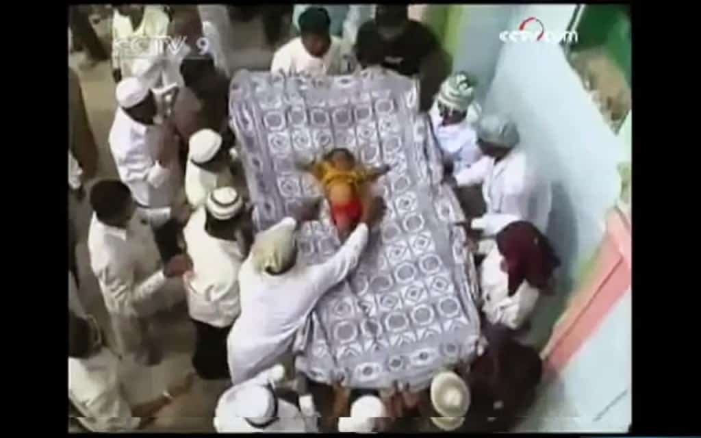 10 tradisi paling unik di dunia yang buat orang garu kepala