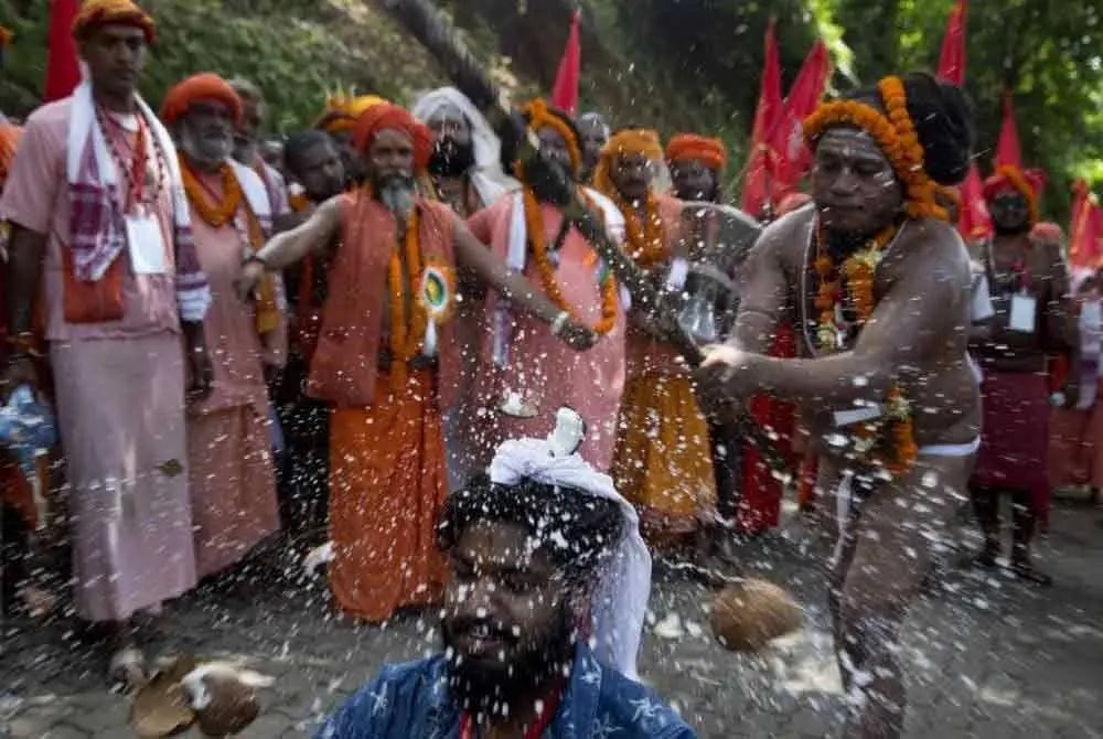 10 tradisi paling unik di dunia yang buat orang garu kepala