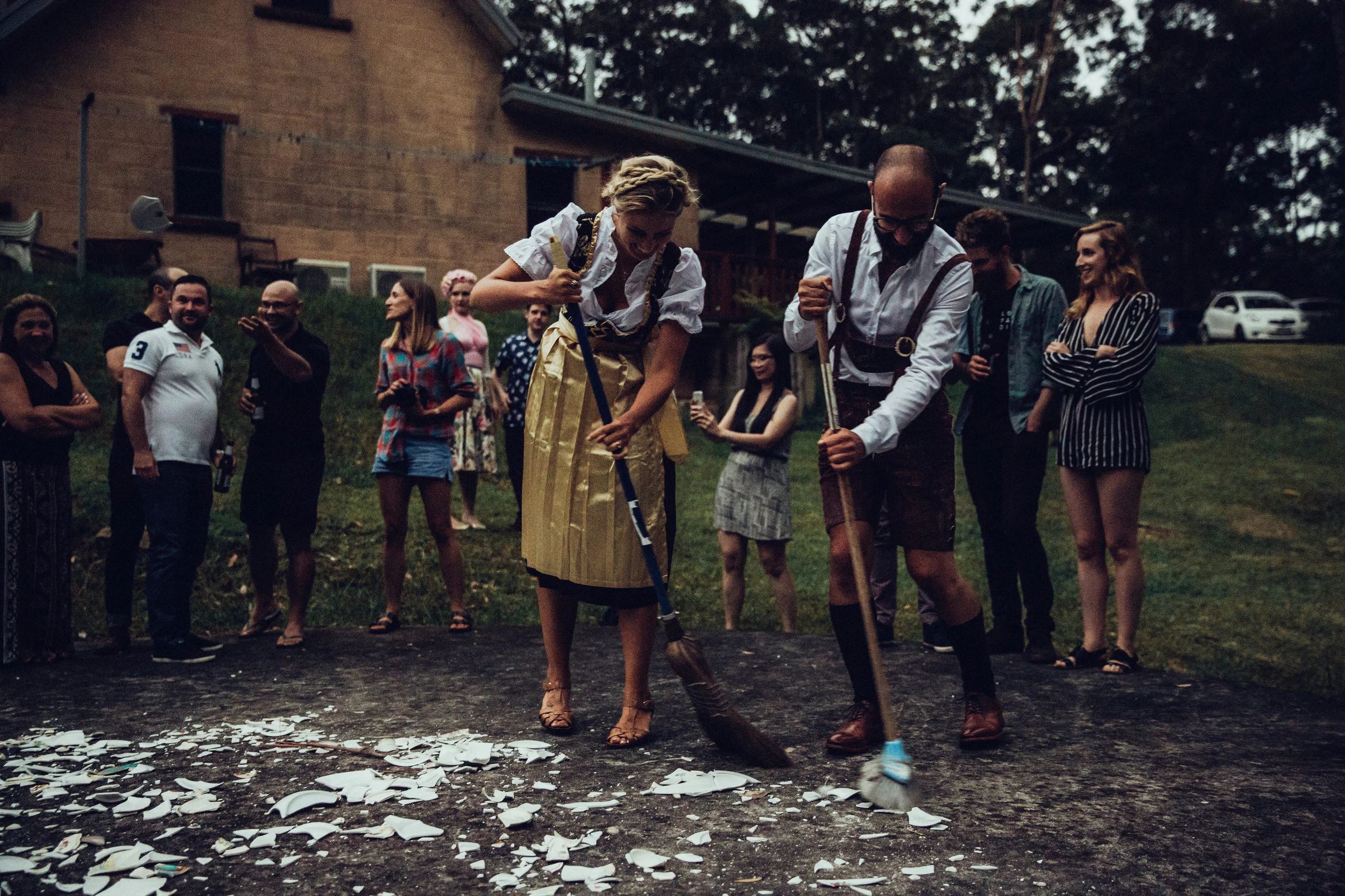 10 tradisi paling unik di dunia yang buat orang garu kepala