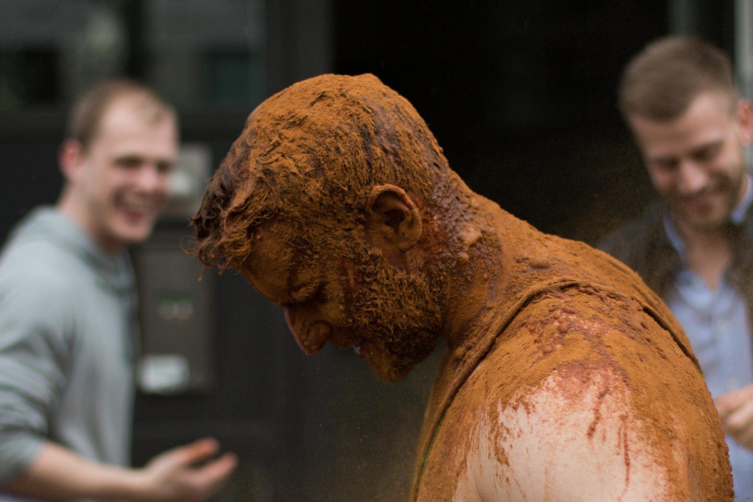 10 tradisi paling unik di dunia yang buat orang garu kepala