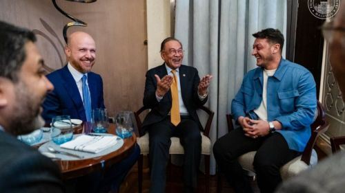 bukan sekadar bola sepak! pertemuan anwar ibrahim & mesut özil sentuh isu gaza, anak muda dan kisah cucu