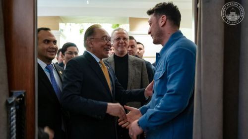 bukan sekadar bola sepak! pertemuan anwar ibrahim & mesut özil sentuh isu gaza, anak muda dan kisah cucu