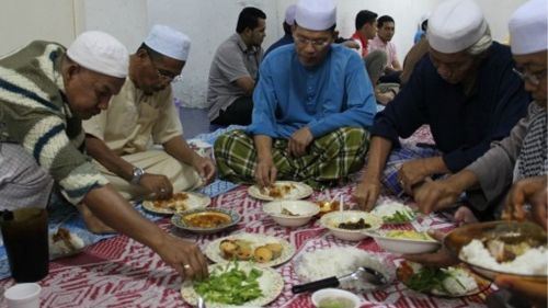 budaya yang kita anggap lumrah, orang baru kehilangan, tapi masih dipaksa menyediakan jamuan