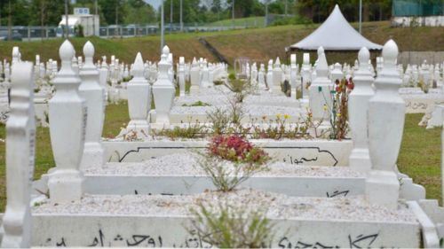 budaya yang kita anggap lumrah, orang baru kehilangan, tapi masih dipaksa menyediakan jamuan