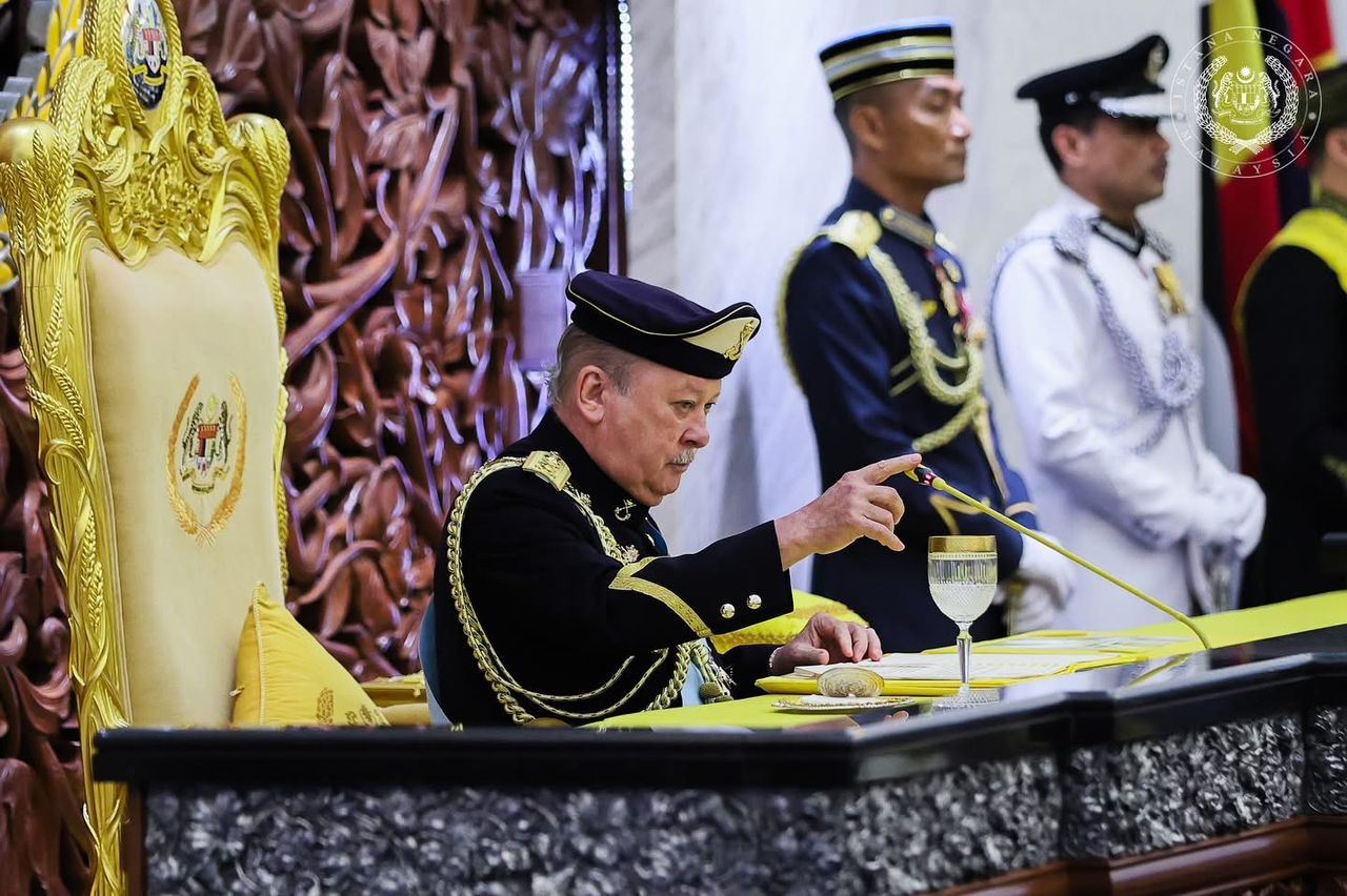 “kalau ada yang tak terima bahasa melayu, lebih baik jangan duduk di malaysia..” - yang di-pertuan agong