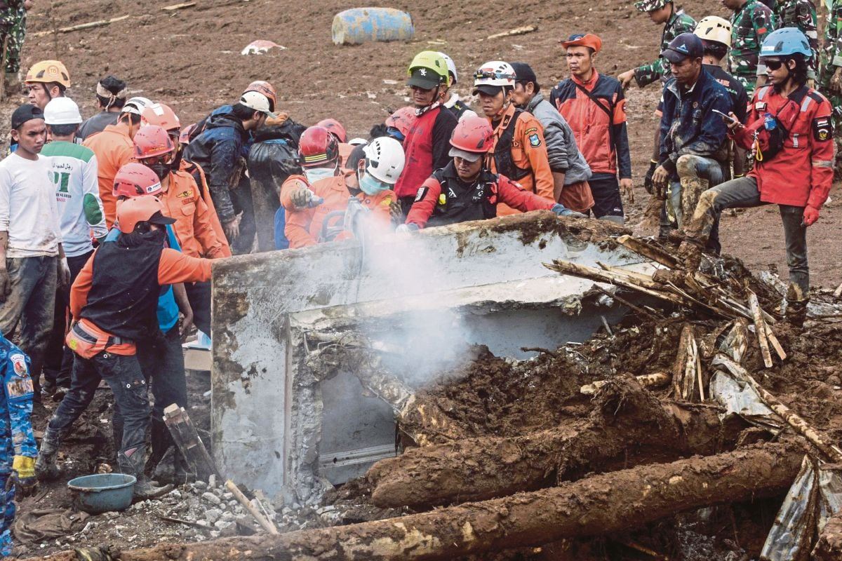 tragedi tanah runtuh ragut nyawa, tiga beranak ditemui tidak bernyawa dalam keadaan berpelukan