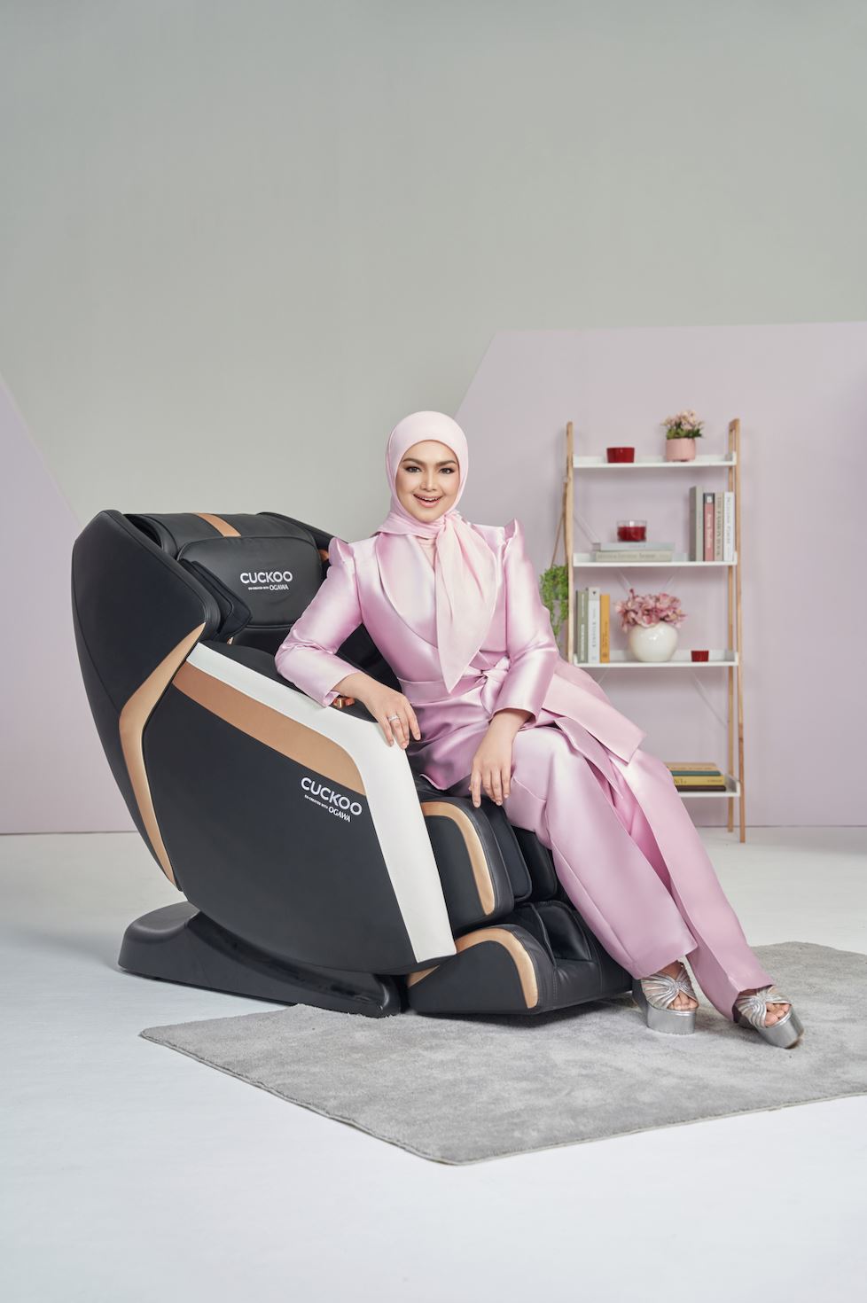 Siti Nurhaliza duduk di CUCKOO BESPOKE Massage Chair
