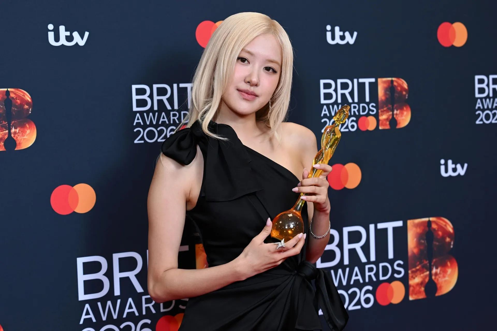 rosé cipta sejarah di brits awards, artis k-pop pertama rangkul lagu antarabangsa terbaik