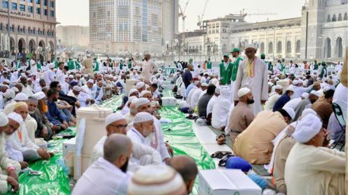 “macam mana boleh tak kelam-kabut?” – teknik agihan iftar ribuan jemaah di masjidil haram buat ramai terpukau!