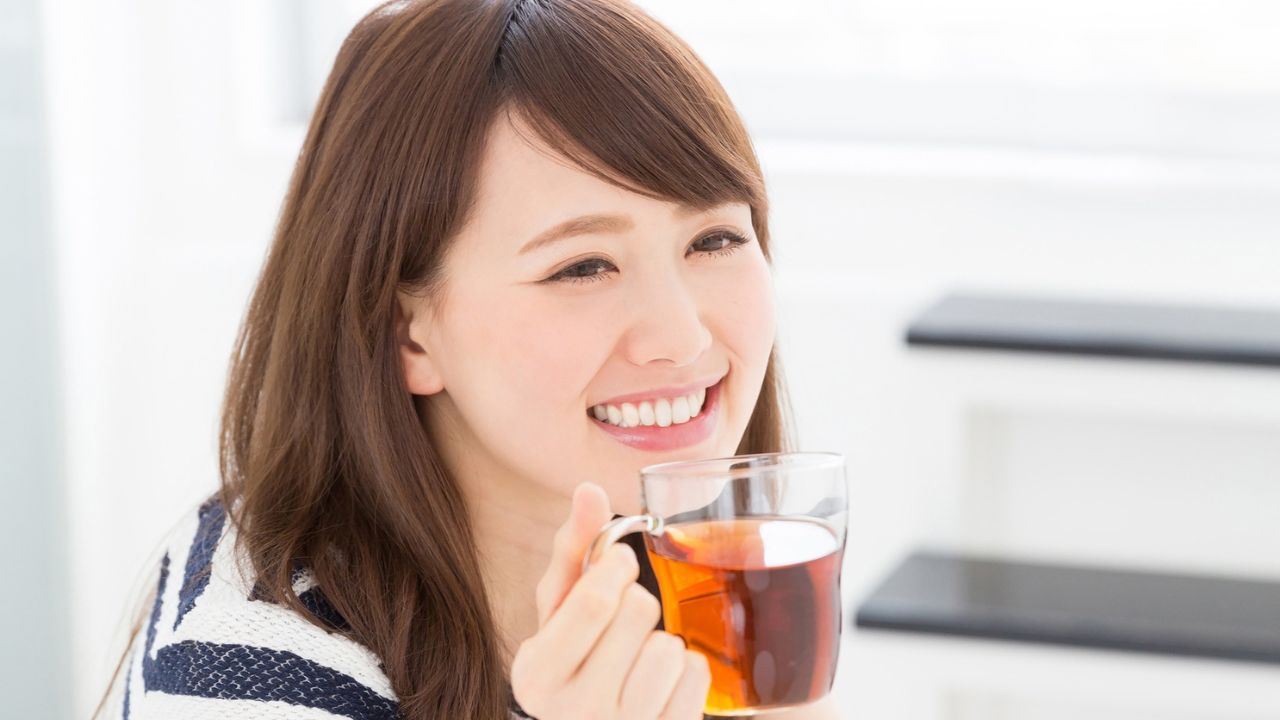 女孩喝热茶