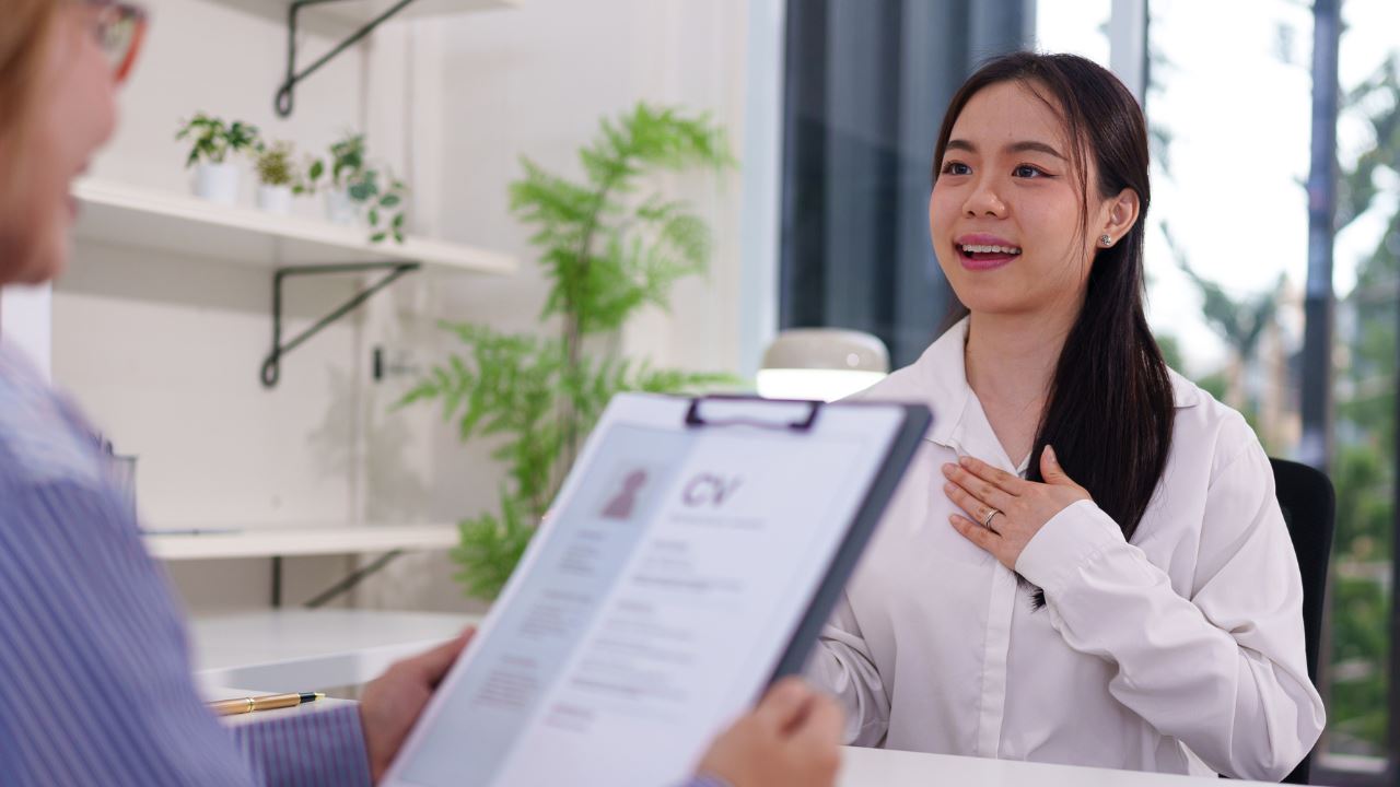 年轻女孩面试工作