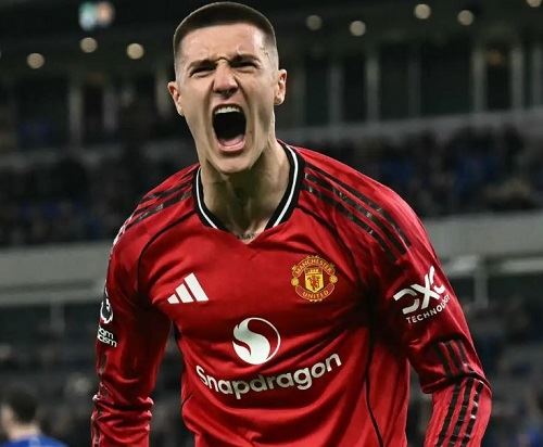 man united move into the top four