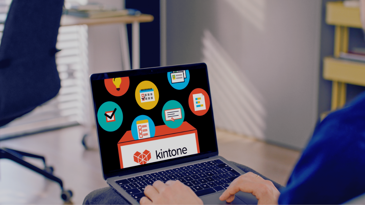 pemuda buka laptop paparan kintone