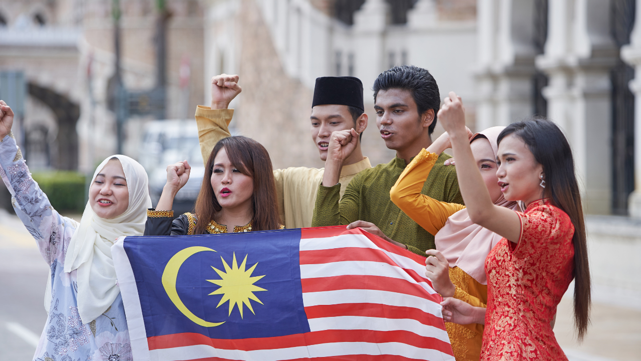 A group of young Malaysians posing with Malaysia flag