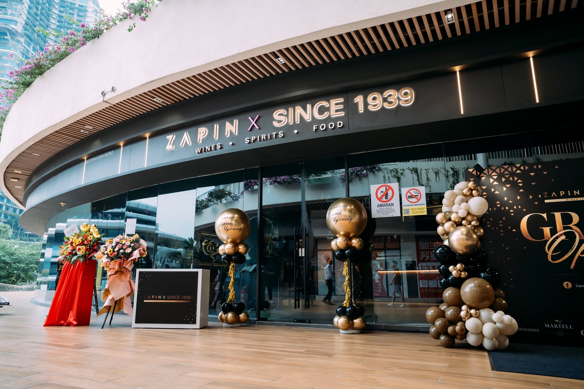 The view of the front of a restaurant