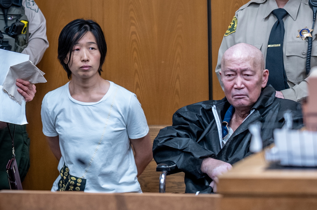张莎莎（左）和宣国军被控串谋虐待儿童。