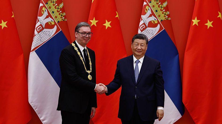 败选前不久，武契奇才到访过北京，获习近平颁发“友谊勋章”。