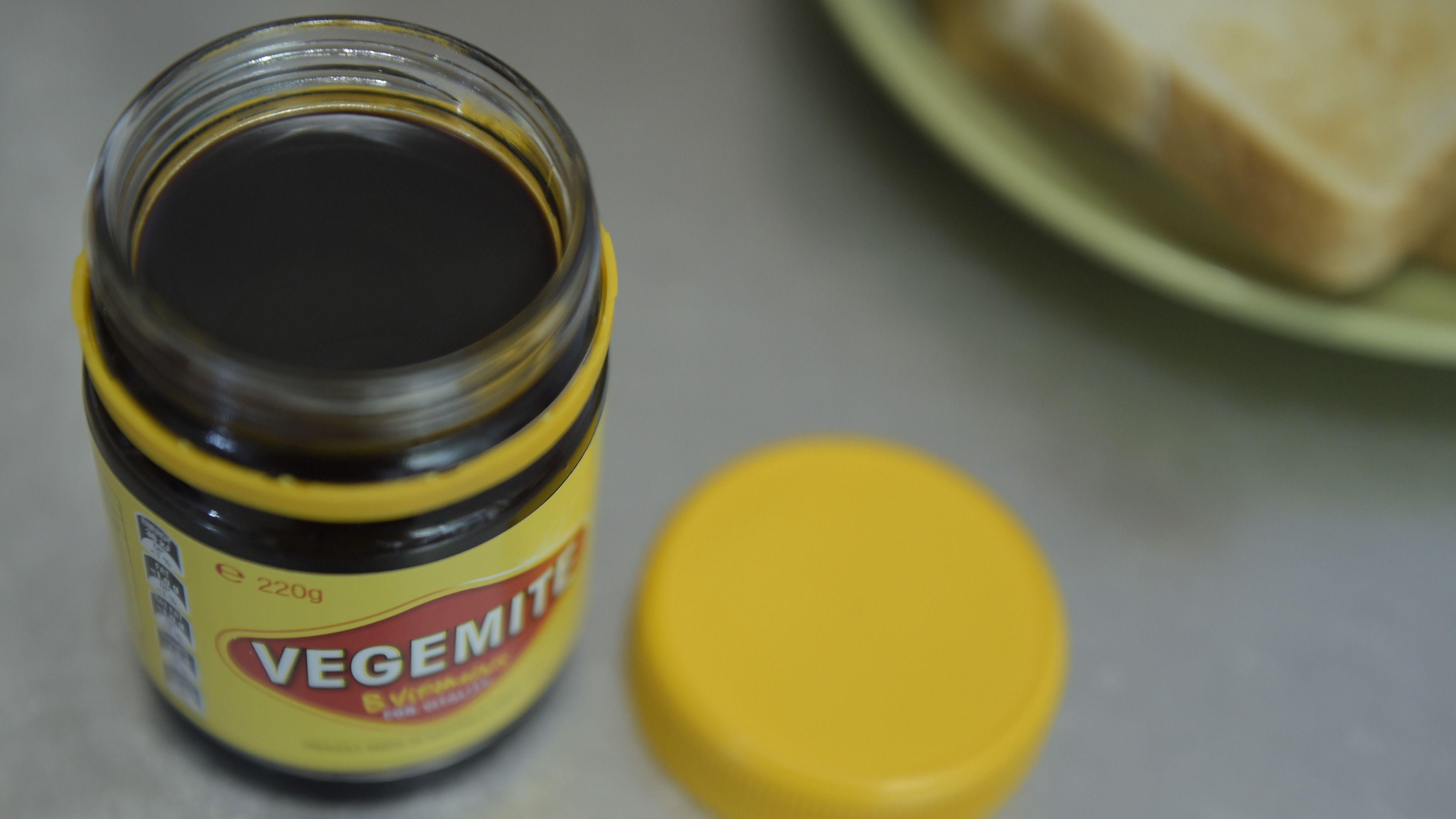 澳洲囚犯麦克肯尼认为，维多利亚州监狱禁止食用Vegemite酱，剥夺了他“享受澳洲文化”的权利。