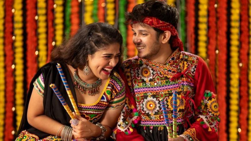 
                    'வாடகைக்கு கர்பா நடன துணை' எனும் பெயரில் சமூக ஊடகத்தில் ஒரு பதிவு வைரலானது. உண்மையில் இவ்வாறு கர்பா நடனக் கூட்டாளிகள் வாடகைக்கு அமர்த்தப்படுகிறார்களா என்பதைக் கண்டறிய பிபிசி ஆய்வு நடத்தியது. (சித்தரிப்புப் படம்)
                