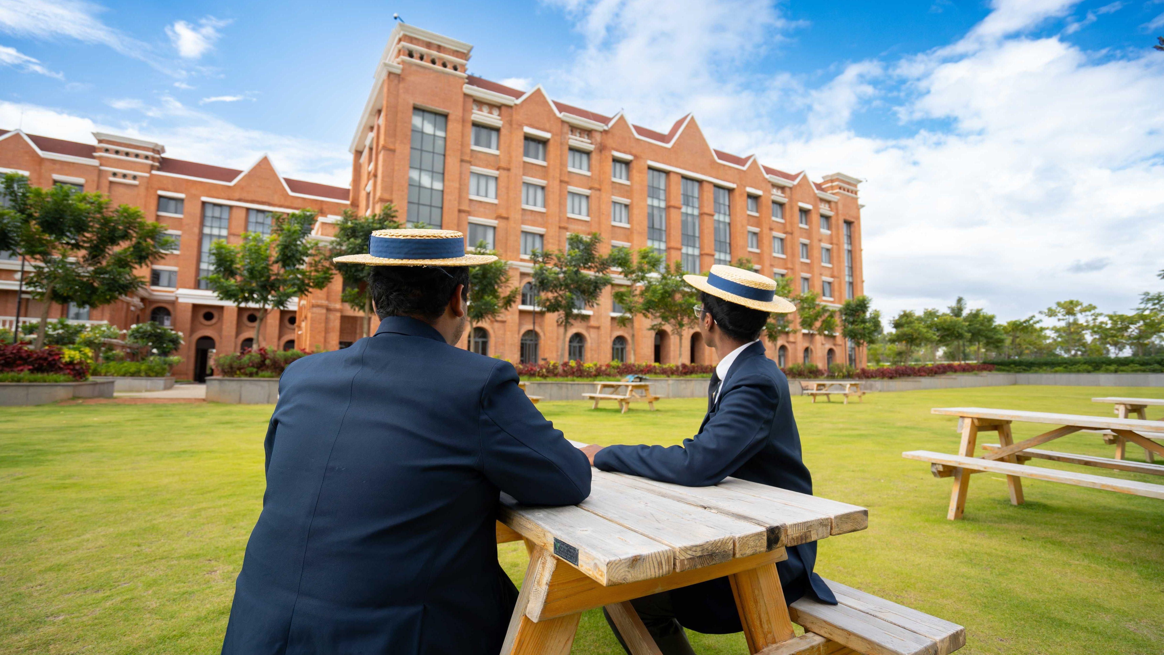 在哈罗公学的班加罗尔（Bengaluru）校区，学生们穿着传统的哈罗帽子和制服。