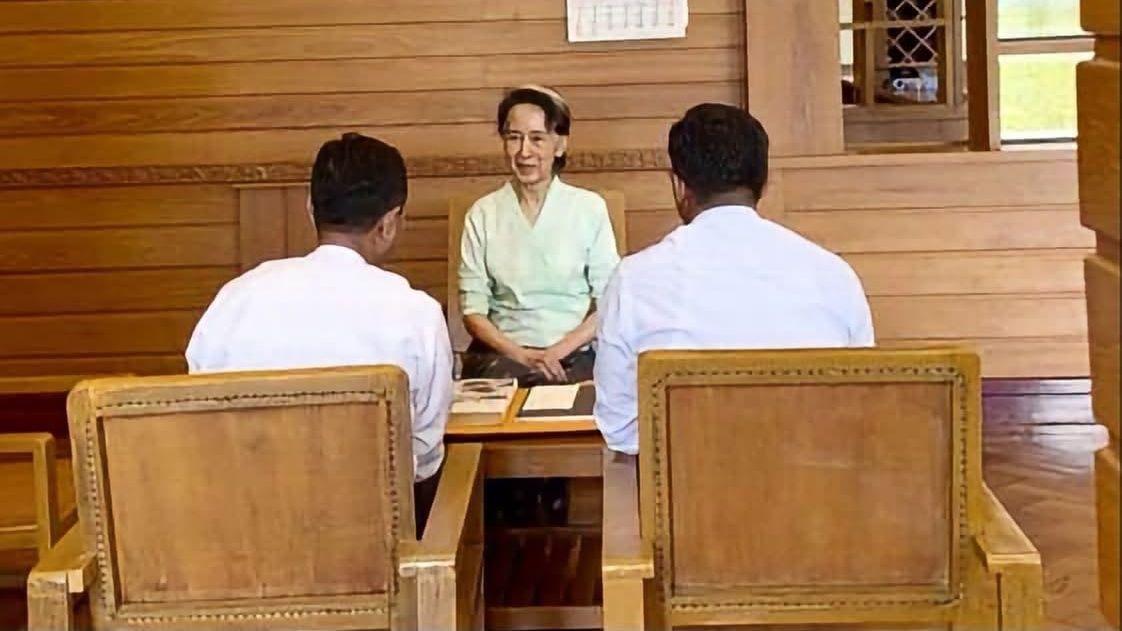 内比都罕有公布这名前领袖被监视居住期间接收该包裹的照片。